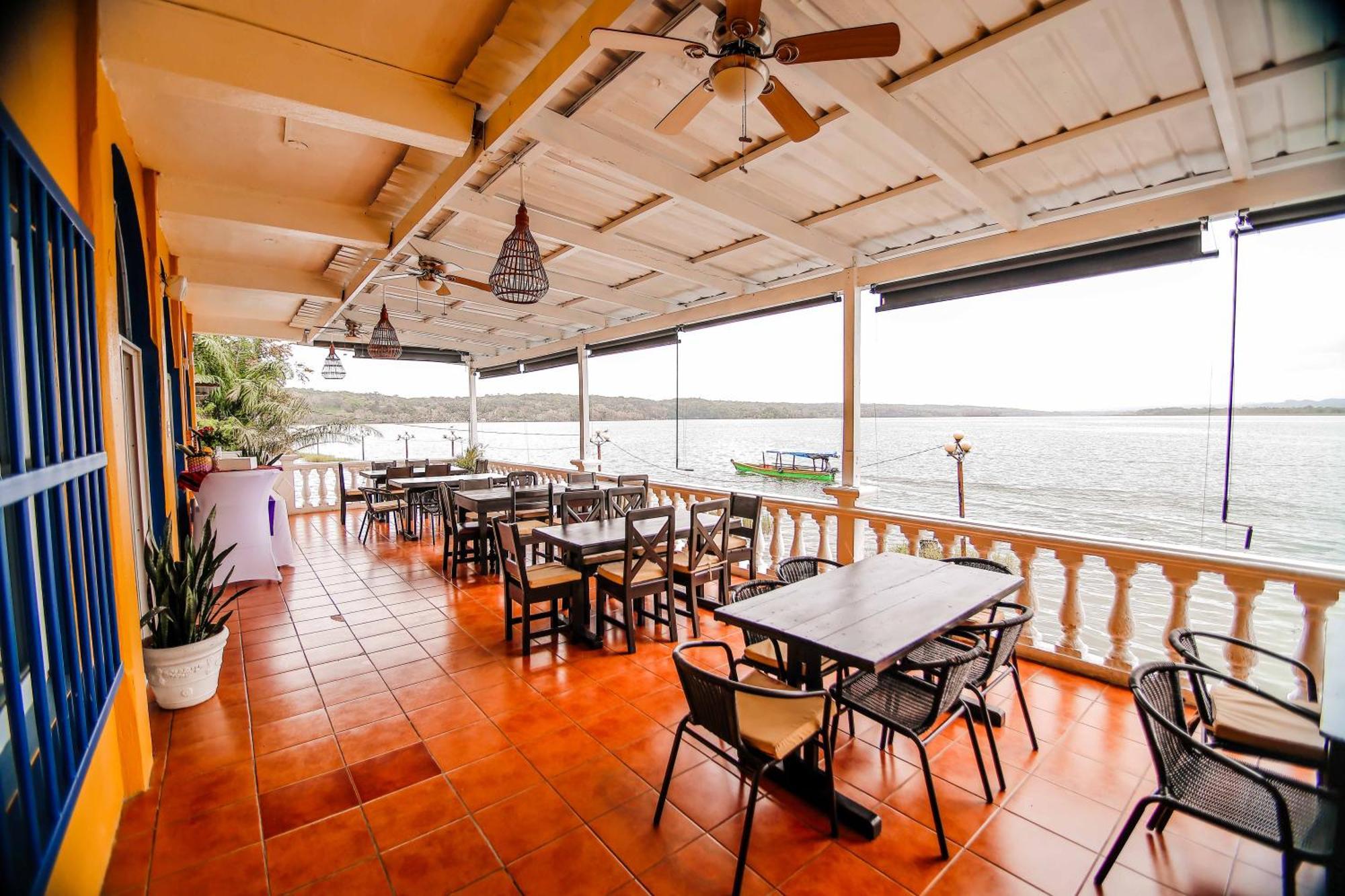 Hotel Villa Del Lago Flores Exterior photo